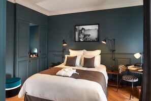 Minibar, caja de seguridad en la habitación y decoración personalizada 