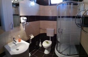 Triple Room, Balcony | Blackout drapes, free WiFi, bed sheets - Plitvice Mountain Spring (Plitvicka Jezera)