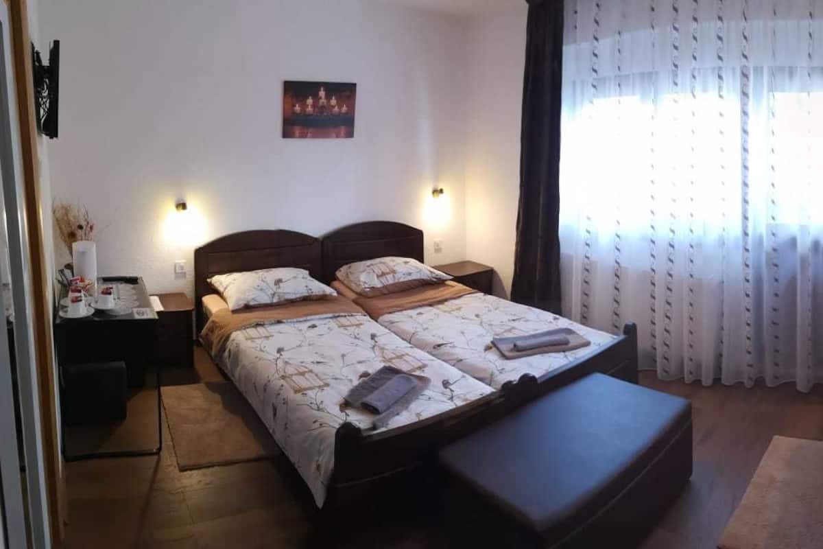 Habitación triple, balcón | Cortinas blackout, wifi gratis y ropa de cama