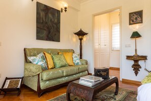 Signature Suite | Living area | 32-inch Smart TV with cable channels, TV - Geronimo Guest House Belém (Lisbon)