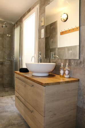Superior Suite, 1 Katil Kelamin (Double), Annex Building | Bilik Mandi | Pengering rambut, tuala disediakan, sabun, syampu 