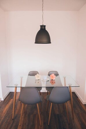 Appartement, 3 chambres | Restauration dans la chambre