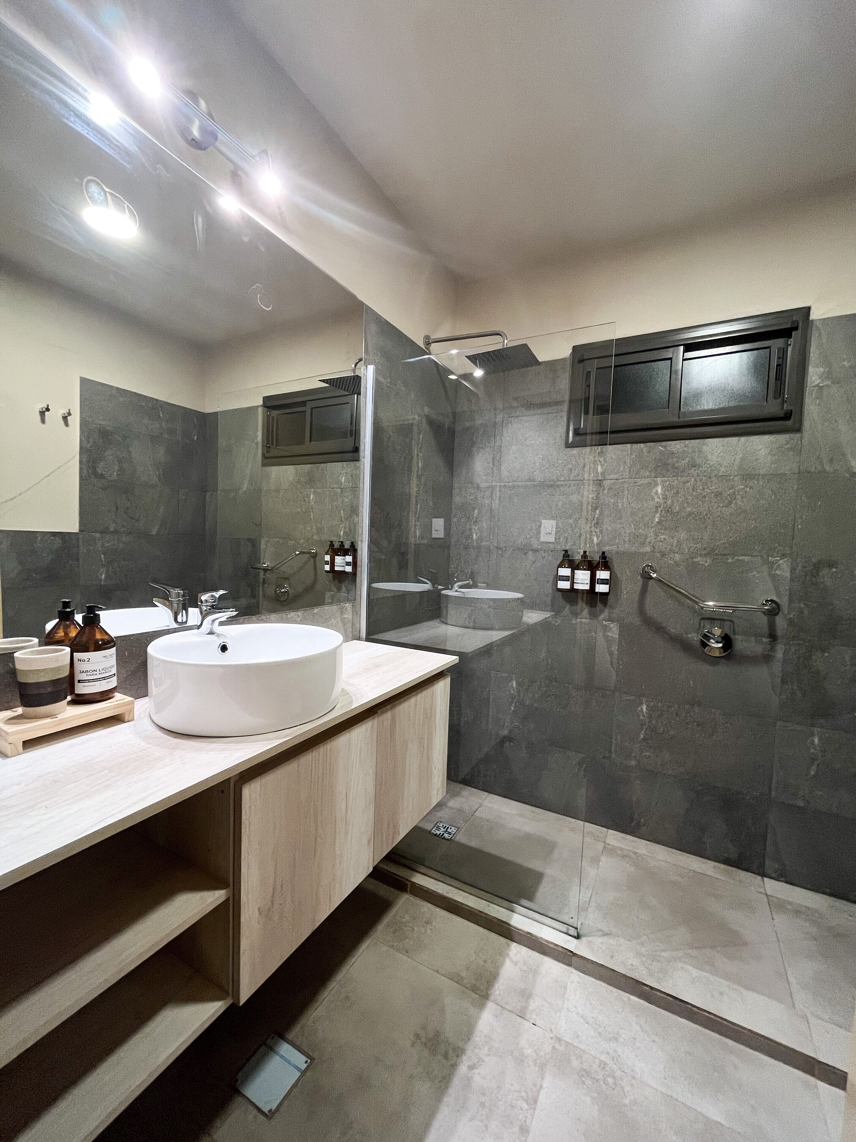 Cabana superior | Bany | Dutxa, capçal de dutxa tipus cascada i articles de tocador gratuïts 
