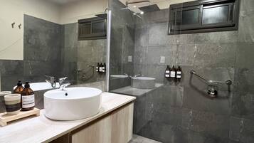 Superior Quadruple | Bathroom