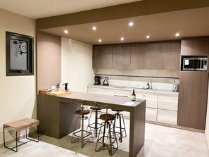 Fridge, rice cooker, cookware/dishes/utensils - Tres Cruces Lodge (Villa Union)