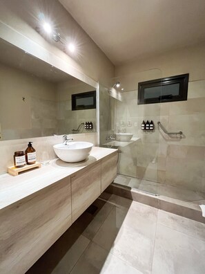 Een douche, een regendouche, gratis toiletartikelen, een haardroger