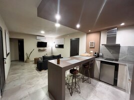 Superior Quadruple | Área de estar | Smart TV 49 polegadas com canais a cabo, TV, Netflix