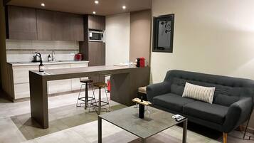 Kjøleskap, riskoker og kjøkkenutstyr