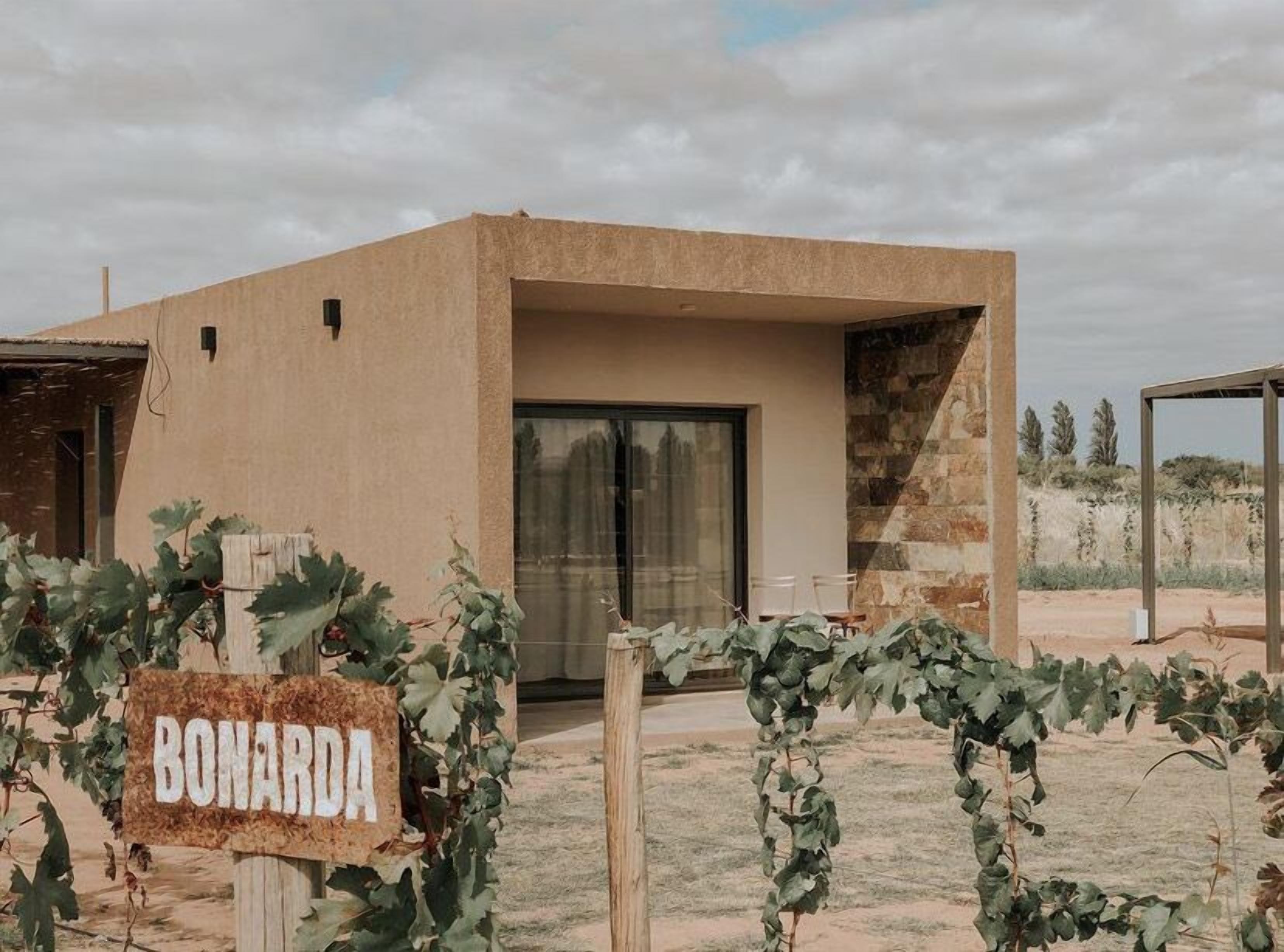Un edificio moderno con un letrero que dice "BONARDA".