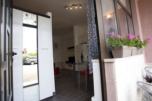 A modern interior with a dining area, a kitchen, and a living room. - Apartments Silver Tree (Split)