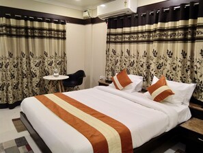 Superior Double Room | 1 bedroom, minibar, individually furnished, laptop workspace