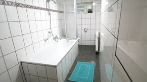 Apartment Burscheid 2 (Cleaning Fee EUR 80) | Bathroom | Hair dryer, towels, soap, toilet paper