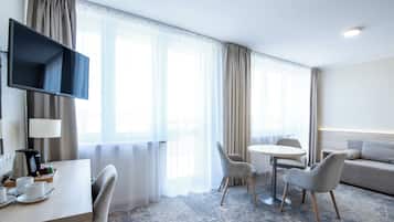 Triple Room | Living area | 40-inch flat-screen TV with digital channels, ping pong, toys