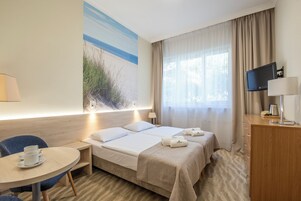 Escritorio, cunas, wifi gratis y ropa de cama 