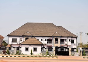 Vista frontal de la propiedad