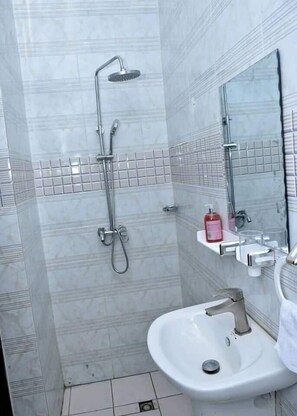 Family Apartment, 2 Bedrooms, Accessible, Kitchen | Bilik Mandi | Pancuran mandi, jubah mandi, tuala disediakan, sabun 