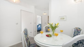 Appartement (2 Bedroom Apt with Terrace n Sea View) | Repas dans la chambre