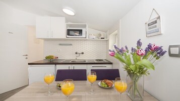 Apartamento (1 Bedroom Apt with Terrace n Sea View) | Cozinha privada | Geladeira
