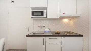 Apartamento (2 Bedroom Apt with Terrace n Sea View) | Cozinha americana privada | Geladeira