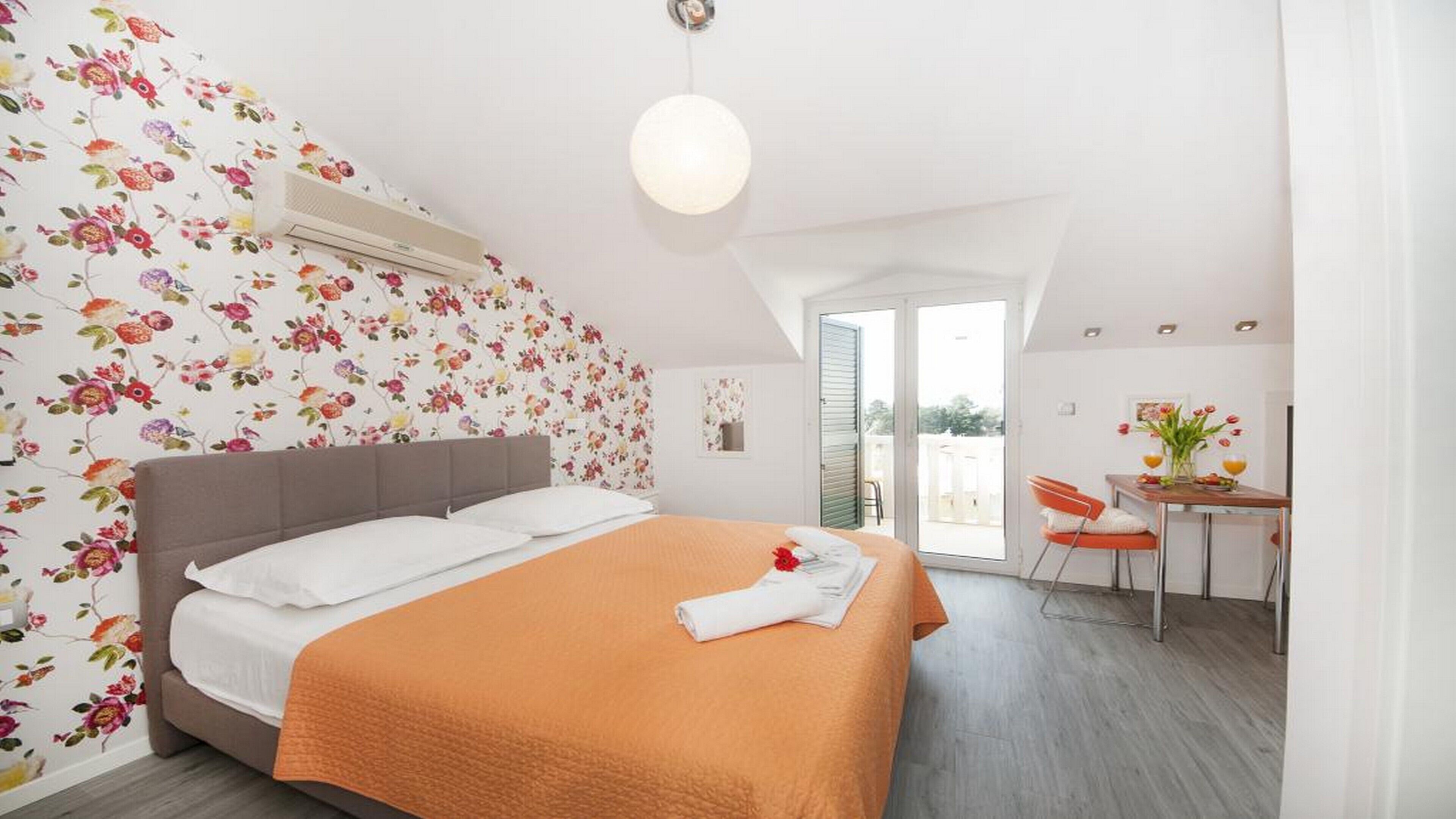 3 bedrooms, cribs (free), WiFi (free), bed sheets