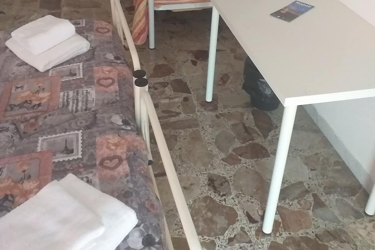 Dormitorio compartido, solo para hombres, baño compartido | 1 habitación, tabla de planchar con plancha, wifi gratis y ropa de cama