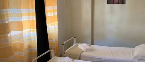 Double Room, Shared Bathroom | 1 bilik tidur, seterika/papan seterika, Wi-fi percuma, cadar katil