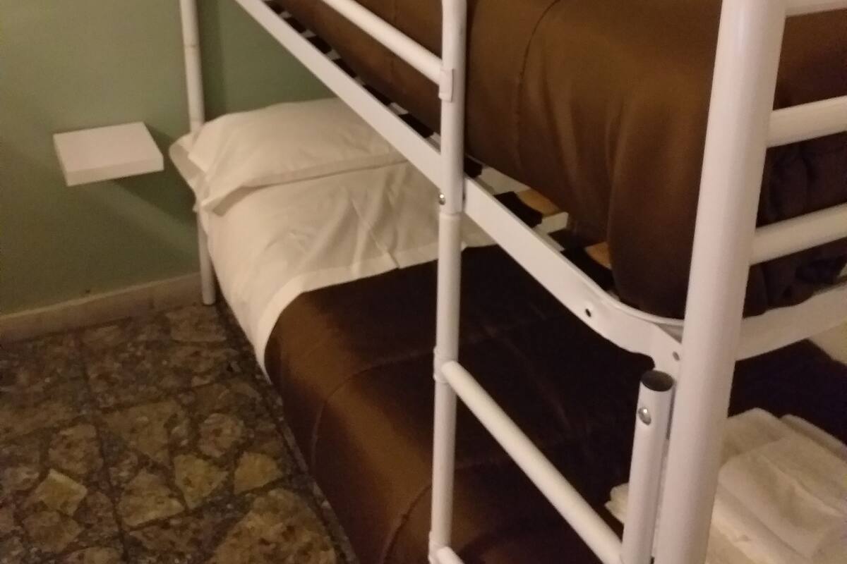 宿舍, 女士专用房, 公共浴室 | 1 多间卧室、熨斗/熨衣板、免费 WiFi、床单