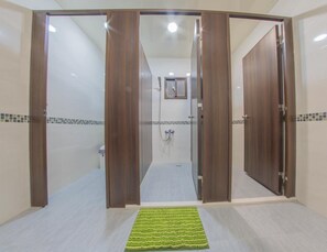 Pancuran mandi, pengering rambut, selipar, syampu 