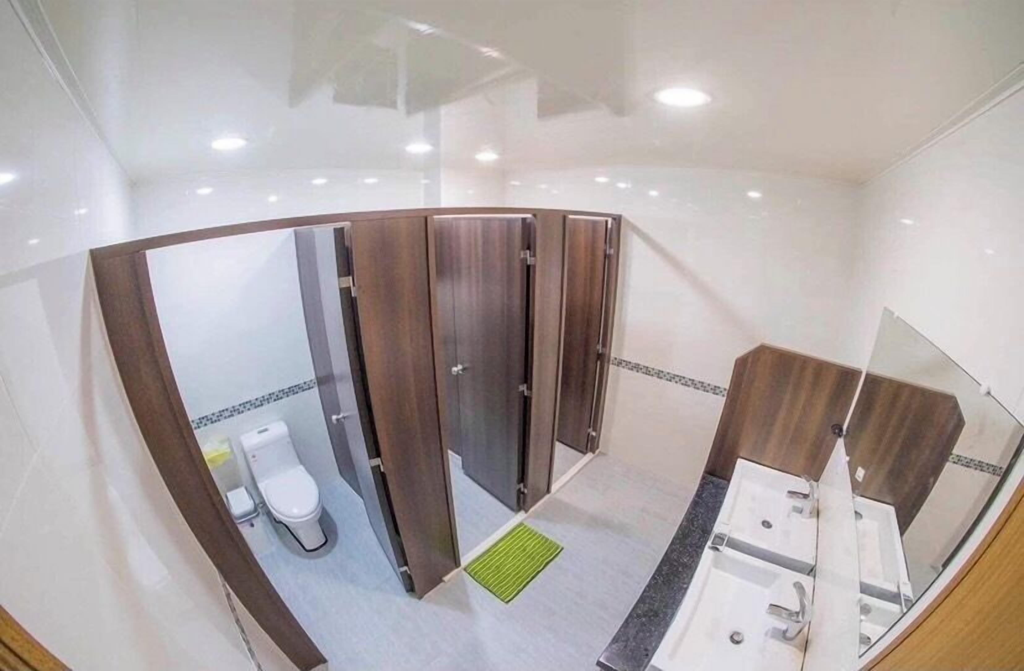 Dortoir Partagé, femmes uniquement | Salle de bain | Douche, sèche-cheveux, chaussons, shampoing
