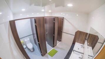 Dortoir Partagé, femmes uniquement | Salle de bain | Douche, sèche-cheveux, chaussons, shampoing