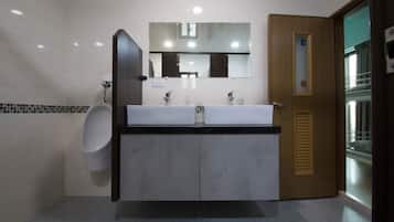 Chambre Quadruple Familiale | Salle de bain | Douche, sèche-cheveux, chaussons, shampoing