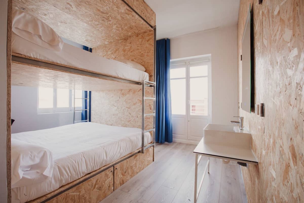 Comfort Quadruple Room | Free WiFi, bed sheets