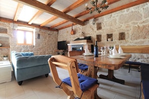 Villa, 2 Schlafzimmer, eigener Pool | Essbereich im Zimmer
