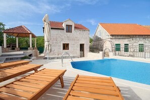 Sæsonbestemt udendørs pool