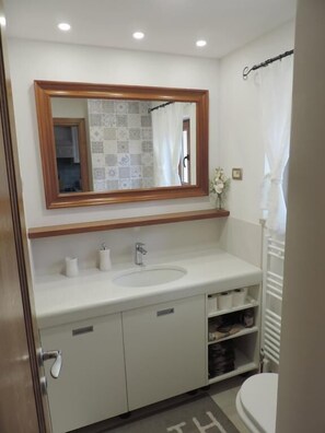 Villa, 2 Schlafzimmer, eigener Pool | Badezimmer | Kostenlose Toilettenartikel, Haartrockner, Bademäntel, Handtücher