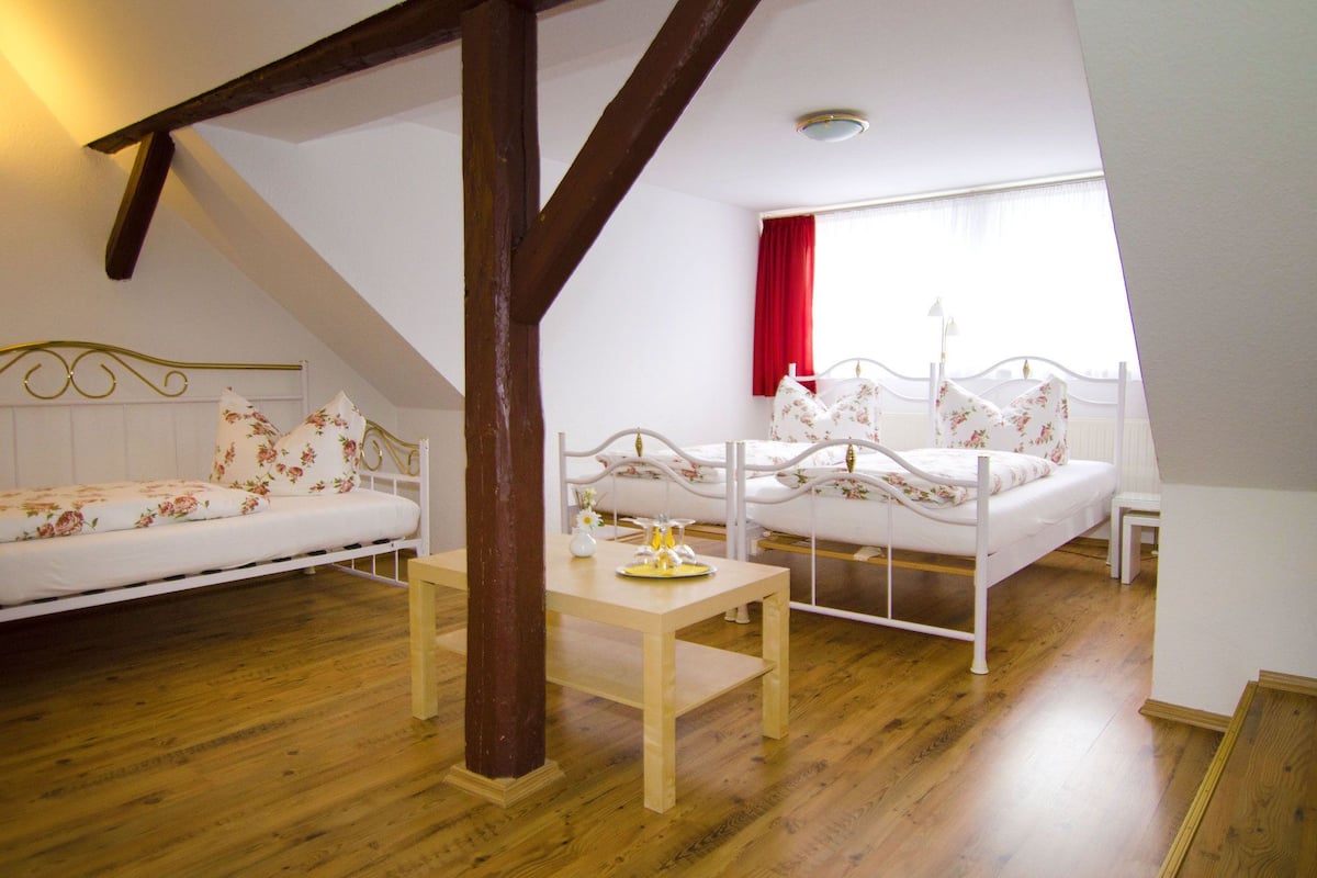 Chambre triple | Système d’insonorisation, accès au Wi-Fi (inclus), literie fournie