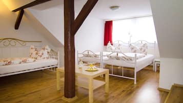 Habitación triple | Insonorización, wifi gratis y ropa de cama