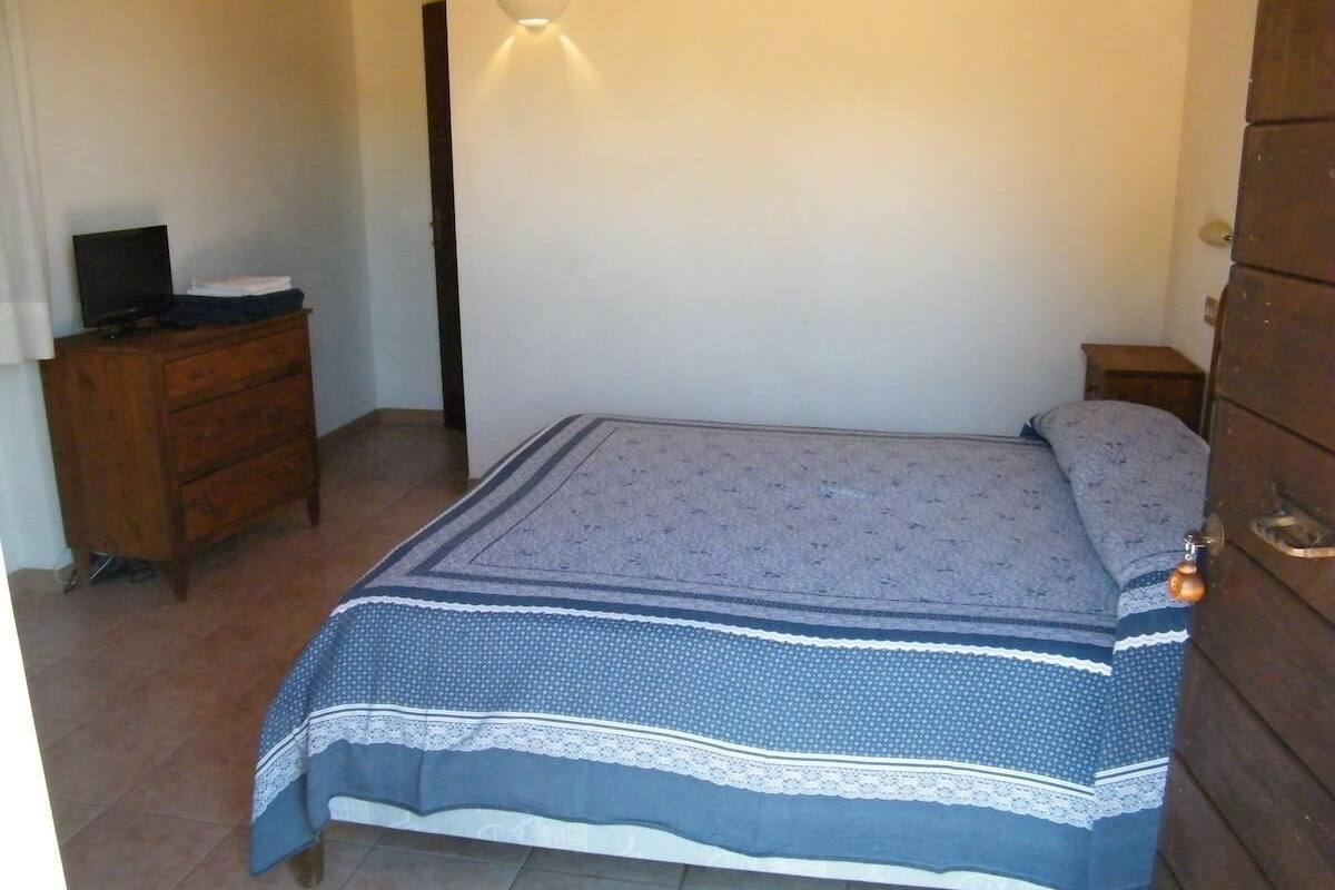 Een bureau, geluiddichte muren, gratis babybedden