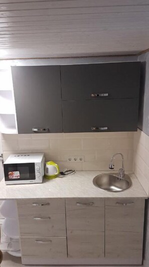 Two-Bedroom House | Bathroom amenities | Shower, hydromassage showerhead, free toiletries, hair dryer