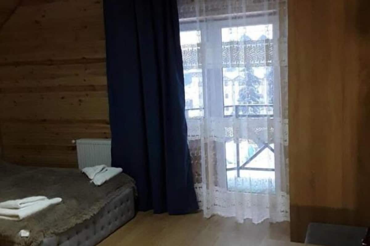 Habitación triple estándar, balcón | 1 dormitorio, ropa de cama hipoalergénica, tabla de planchar con plancha
