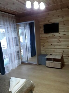 Chambre triple Standard, balcon | 1 chambre, literie hypoallergénique, fer et planche à repasser