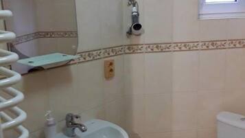 Triple Room with Mountain View | Bathroom | Shower, hydromassage showerhead, free toiletries, hair dryer