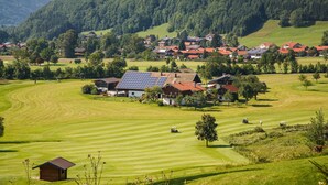En golfbana med hus i bakgrunden.