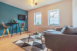 Apartment (1) | Living room | 40-inch flat-screen TV with cable channels, TV - Zur Quelle - Ferien-Apartment-Haus (Wernigerode)