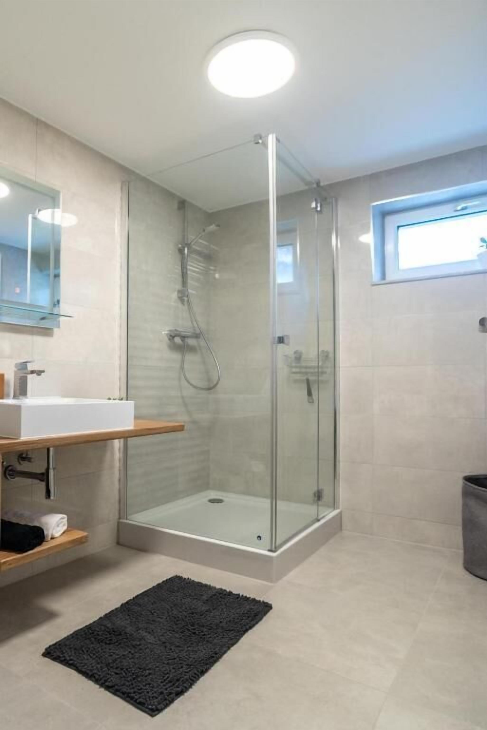Apartment (3) | Bathroom | Shower, towels