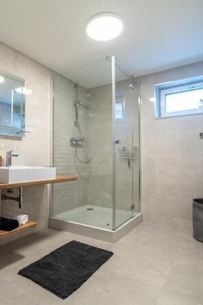 Apartamento (3) | Baño | Ducha y toallas