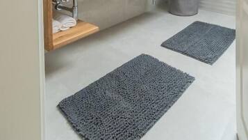 Apartment (3) | Bathroom | Shower, towels