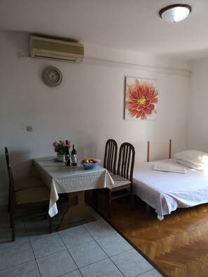 Apartment (2) | In-room dining - Apartments Mirjana (Dugi Rat)