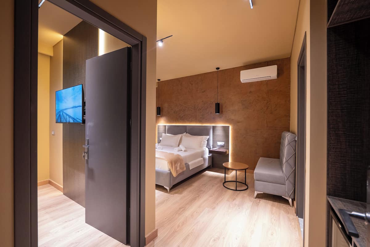 Habitación cuádruple Deluxe, vista al mar | Ropa de cama de alta calidad, edredón y camas con efecto memoria
