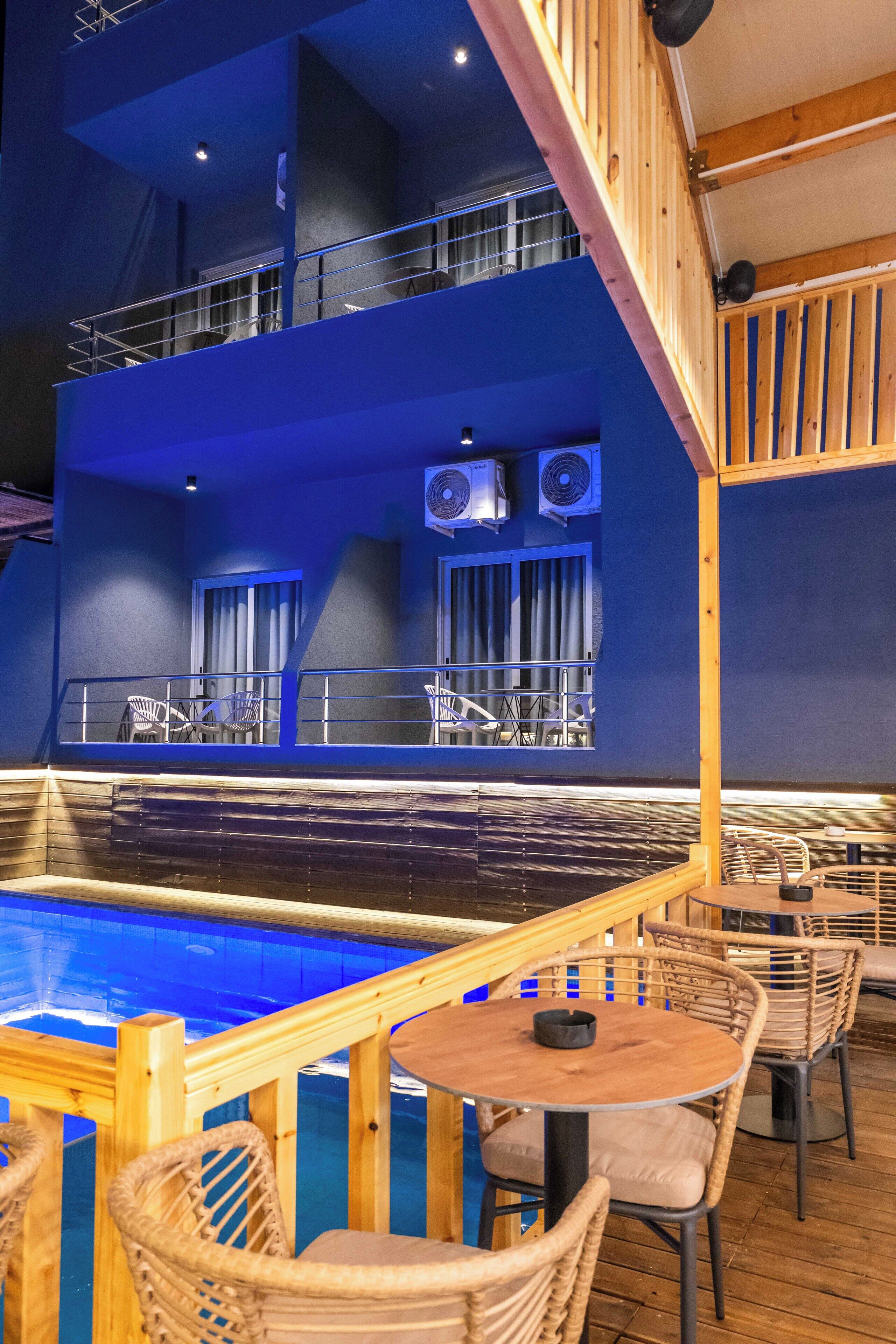 Una piscina al aire libre de temporada, sombrillas